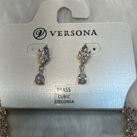 Versona cubic Zirconia earrings and necklace - Picture 4 of 4